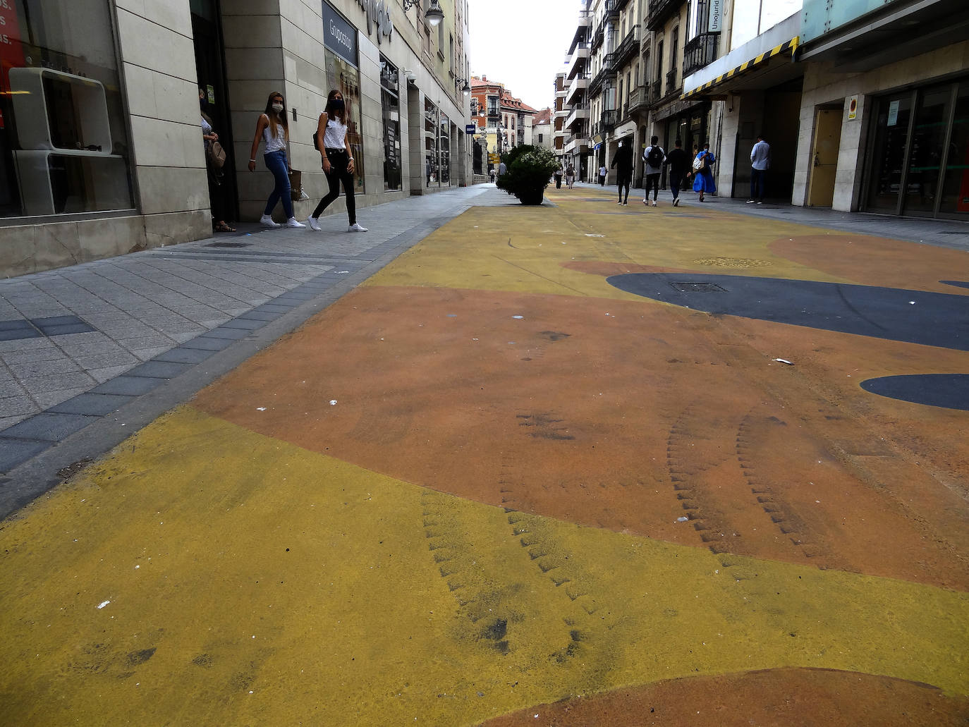 Marcas de rodada sobre la calzada peatonal de Menéndez Pelayo.