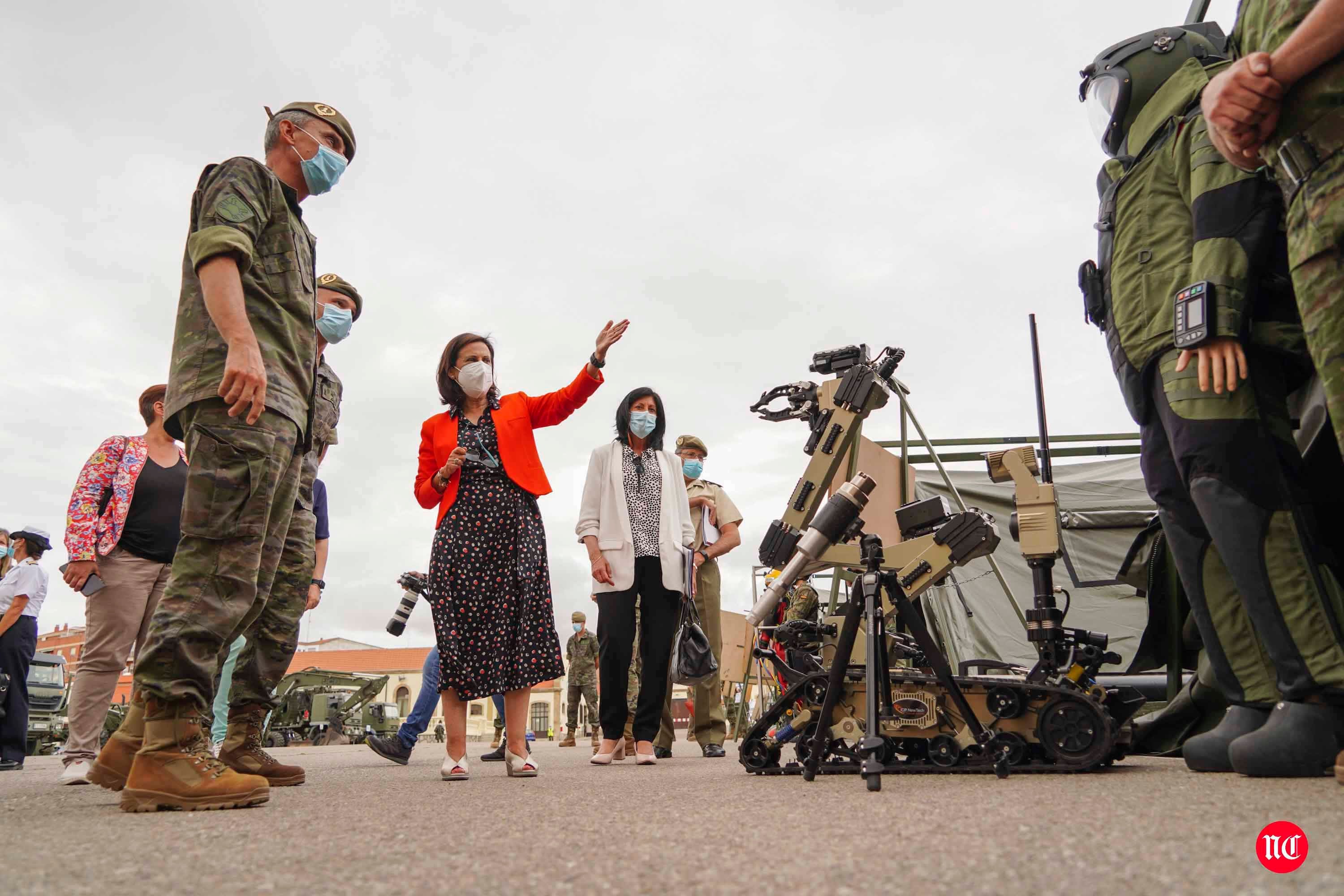 Visita de la ministra al cuartel de Arroquia en Salamanca. 