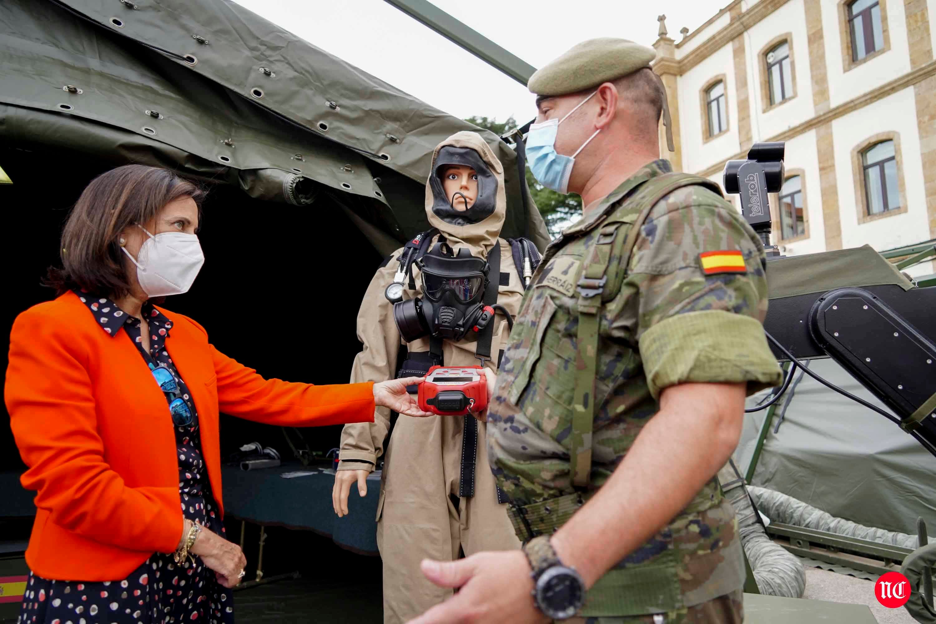 Visita de la ministra al cuartel de Arroquia en Salamanca. 