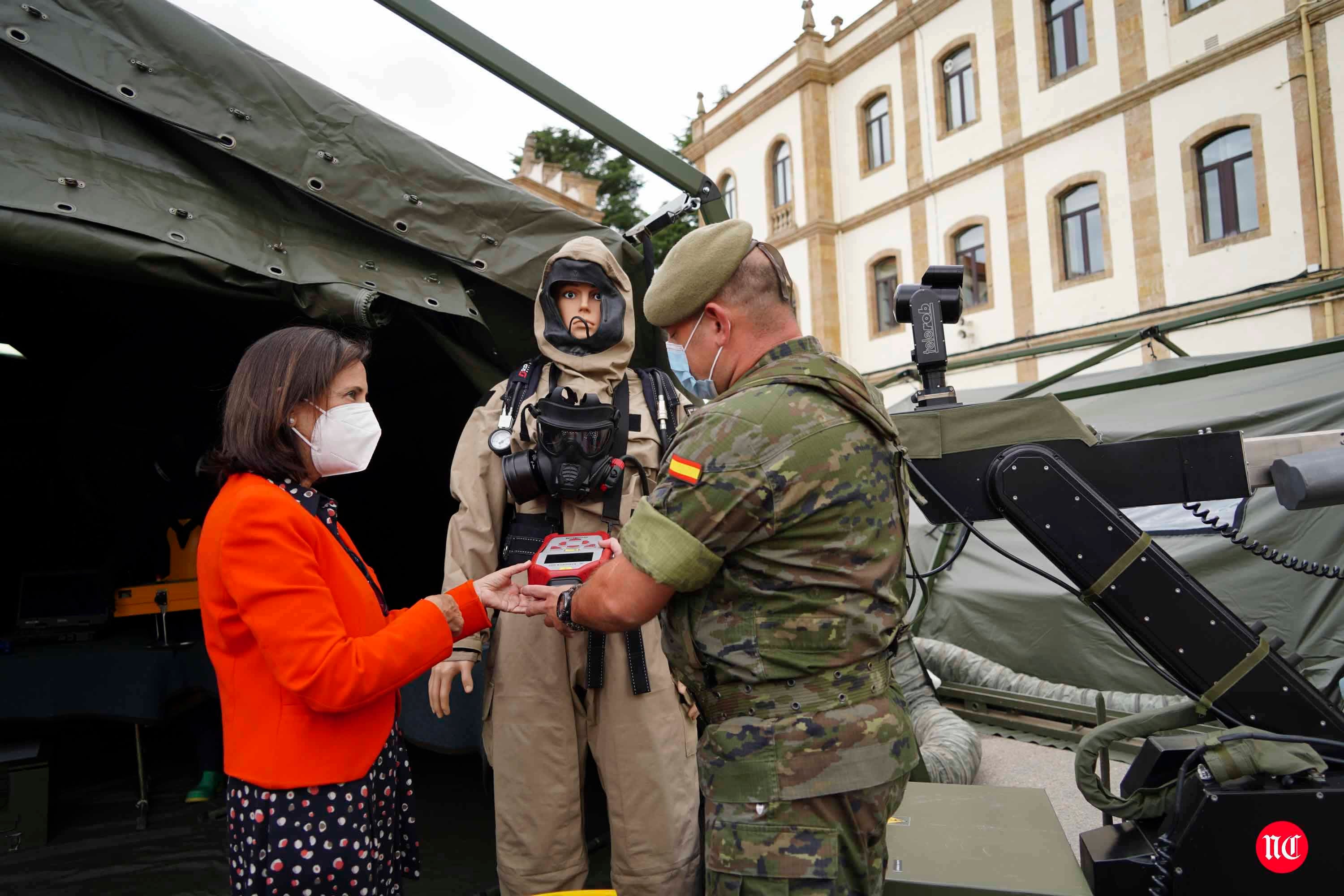 Visita de la ministra al cuartel de Arroquia en Salamanca. 