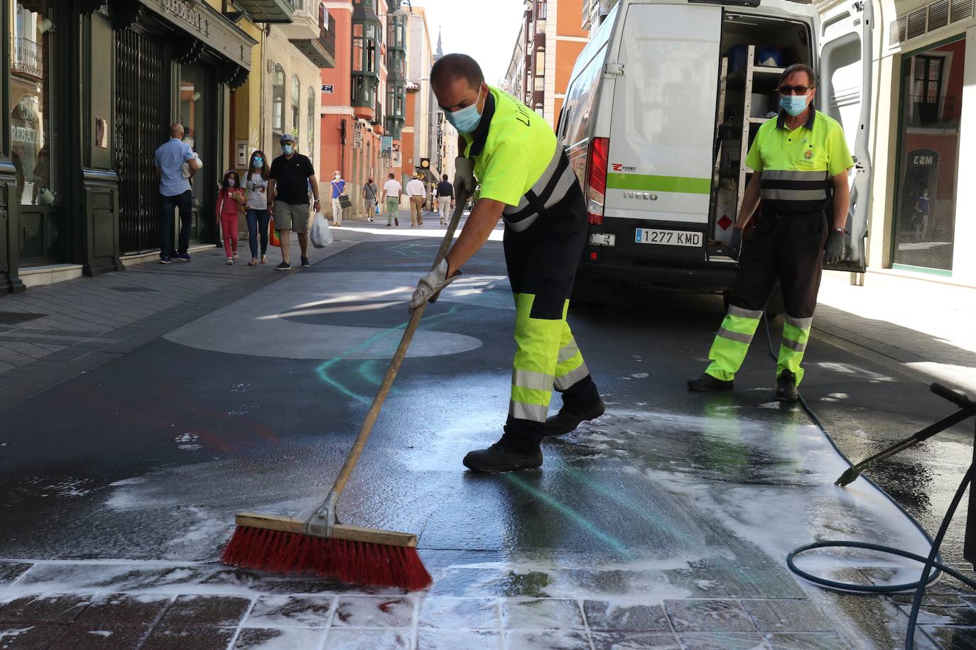 Fotos: Pintadas en la calzada de la calle Regalado