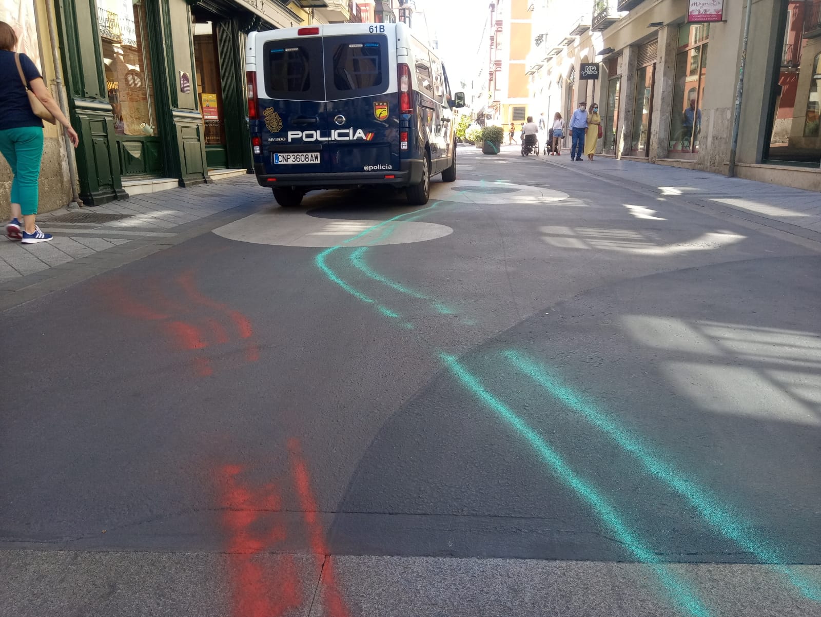 Fotos: Pintadas en la calzada de la calle Regalado