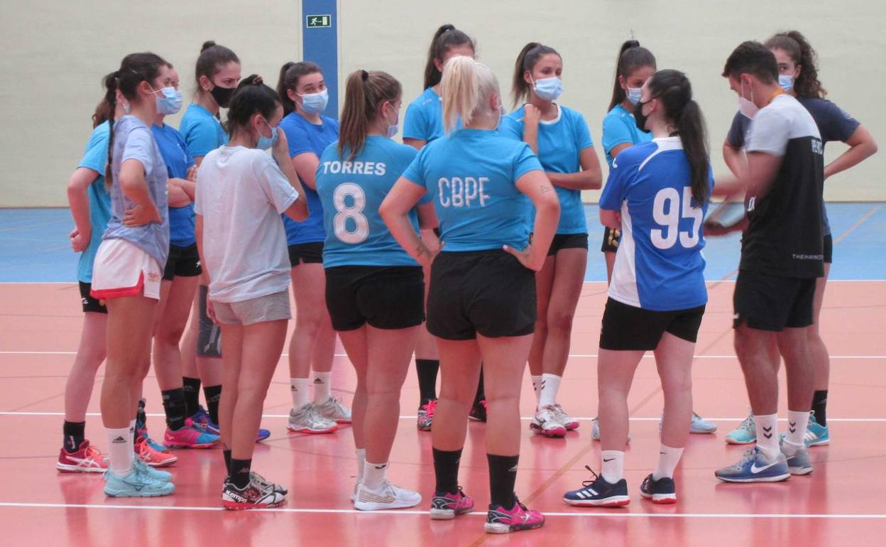 Primer entrenamiento de las jugadoras palentinas. 