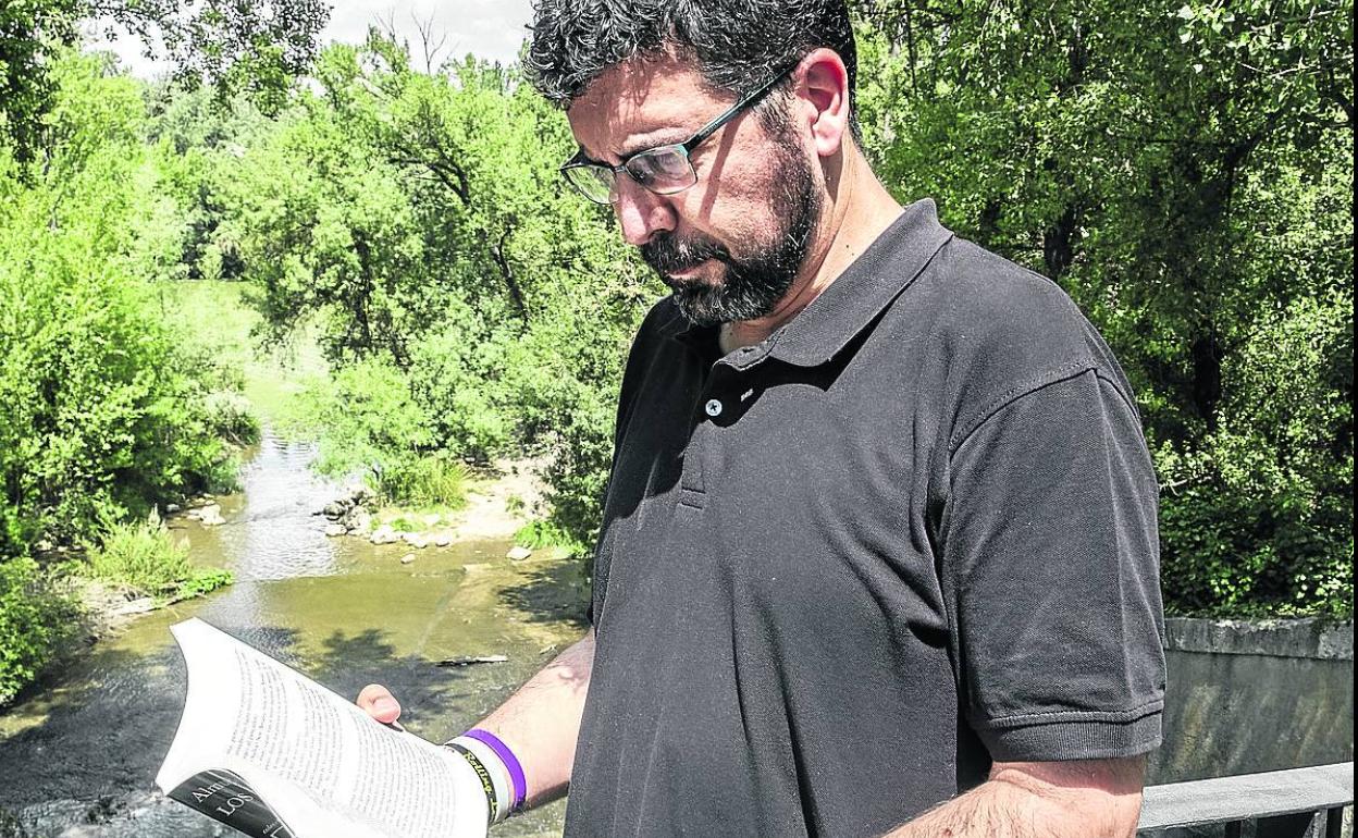 Bustos lee 'Los besos en el pan' de Almundena Grandes, en la desembocadura del río Esgueva.
