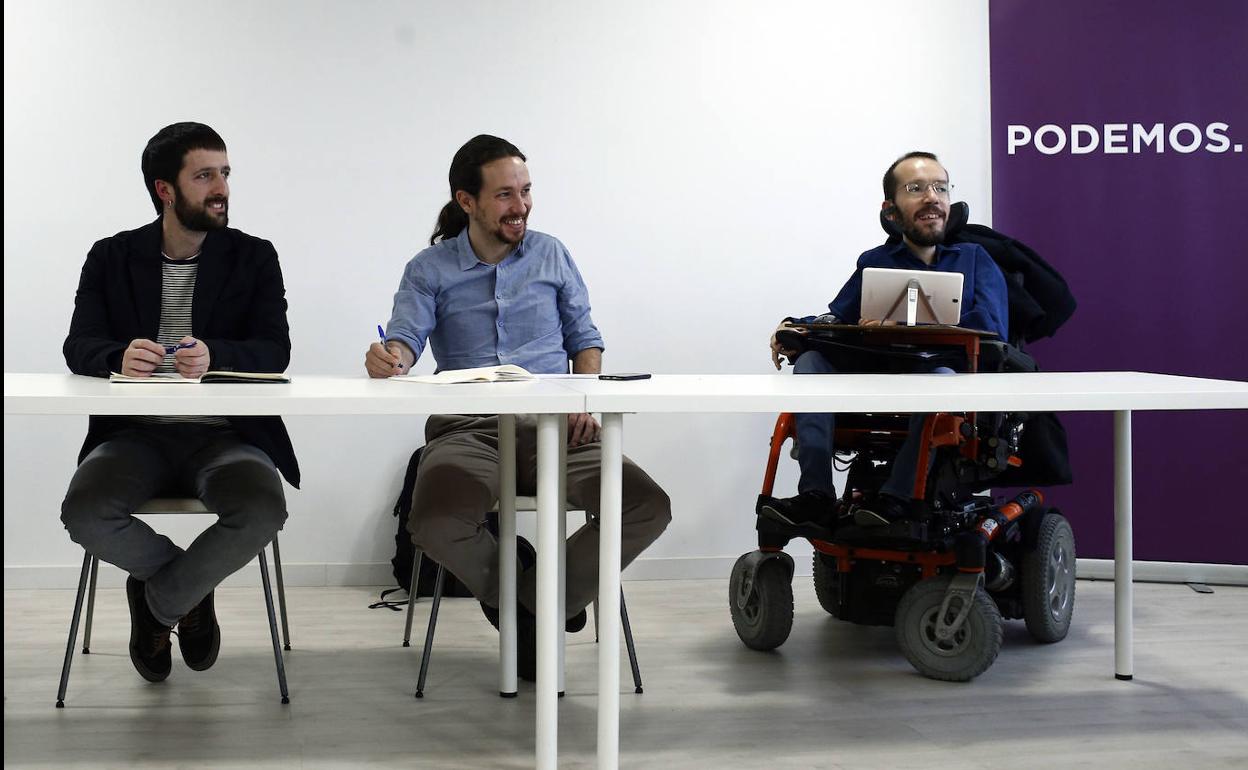 Pablo Iglesias, entre Juanma del Olmo y Pablo Echenique.