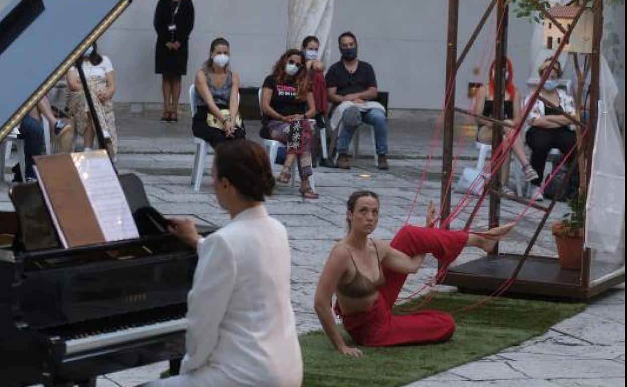 Irene Alfageme y Paula Mendoza, en el Museo de Escultura. 