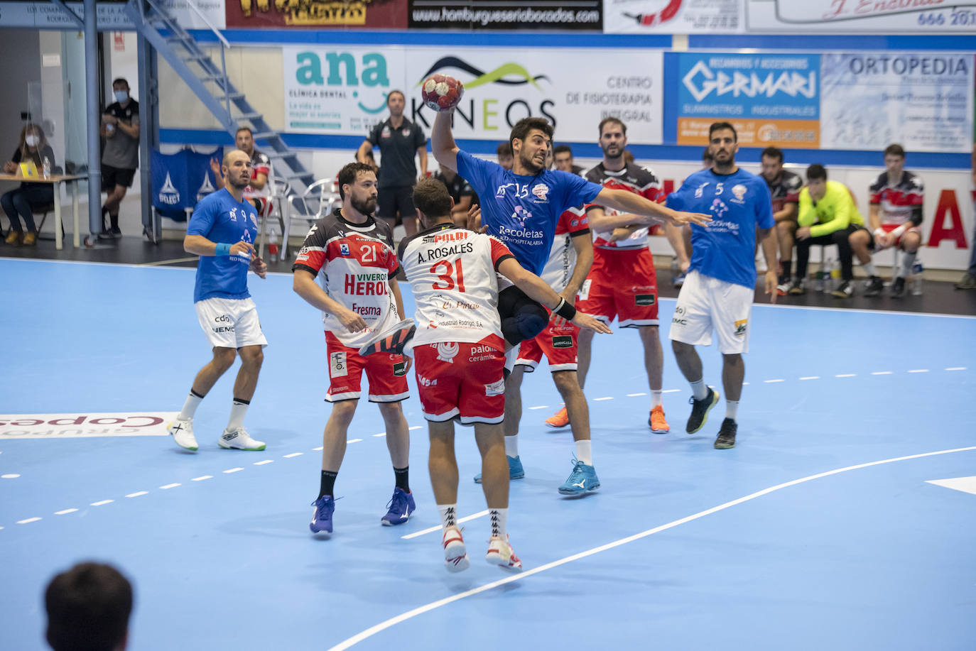 Un duelo intenso y vertiginoso en el pabellón navero. 