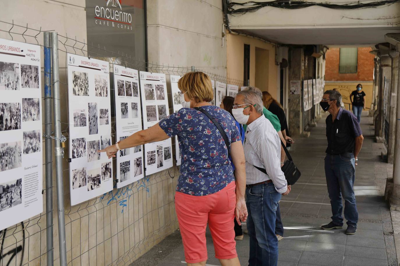 Los soportales de la calle Empecinado, junto a la plaza de España, acogen la muestra. 