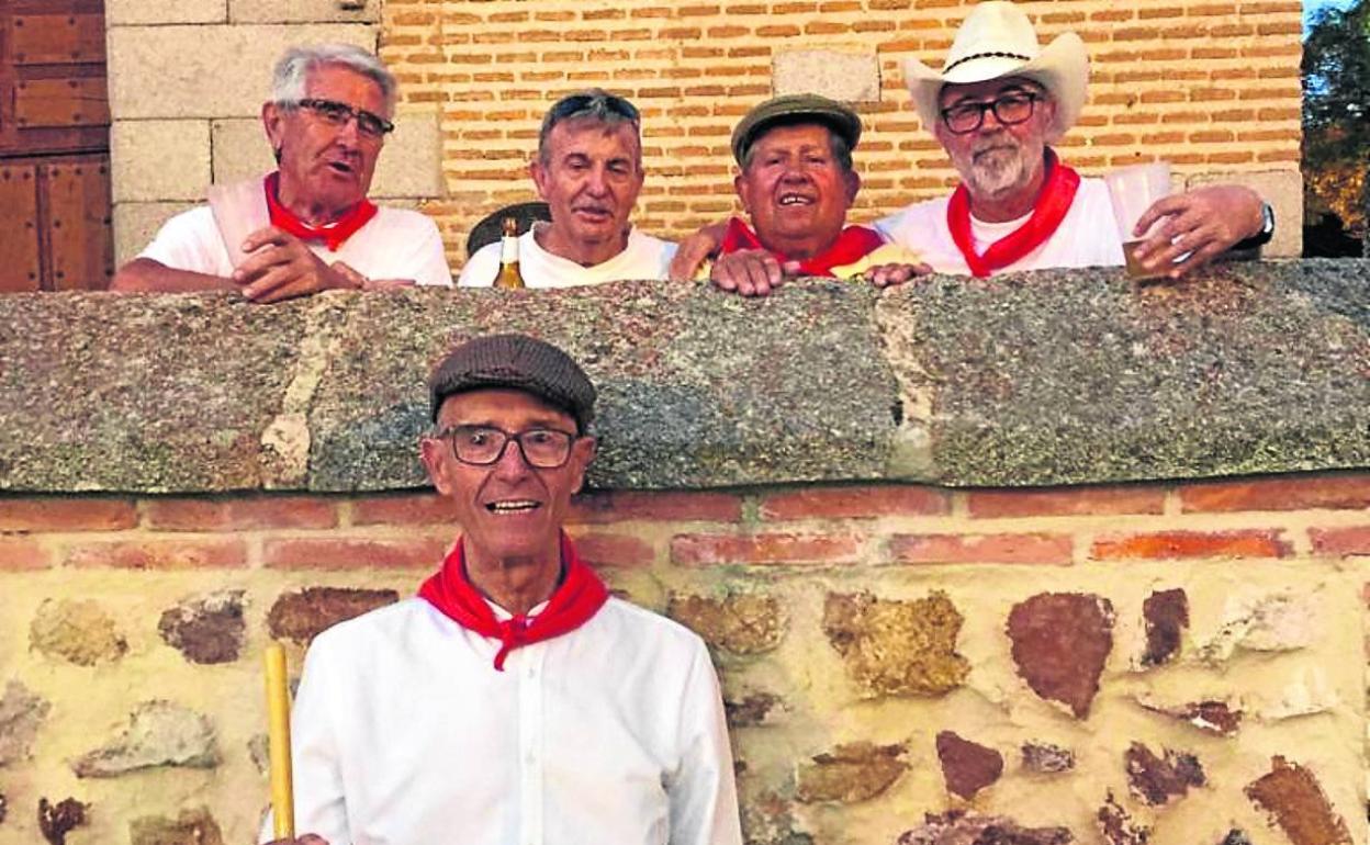 José Luis Delgado (primero por la izquierda) con unos amigos en las fiestas del pueblo. 
