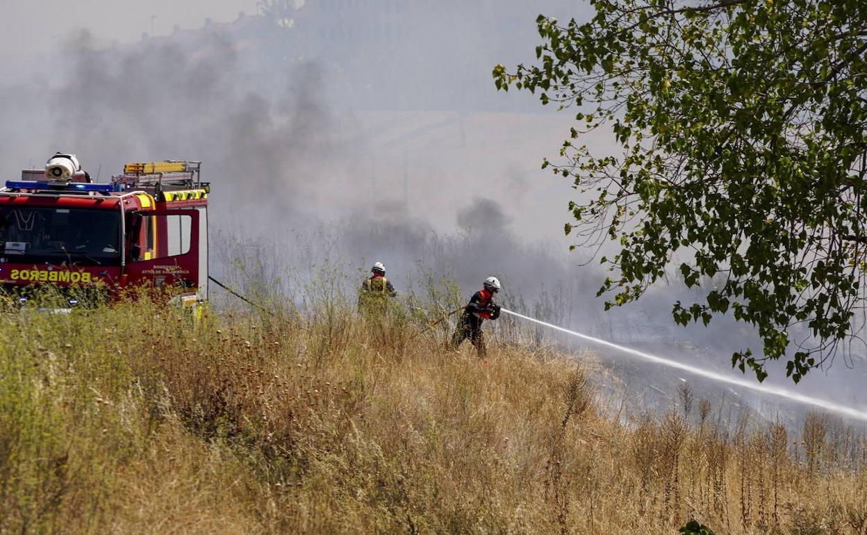 Los bomberos actuan en uno de los útimos fuegos registrados en Salamanca.