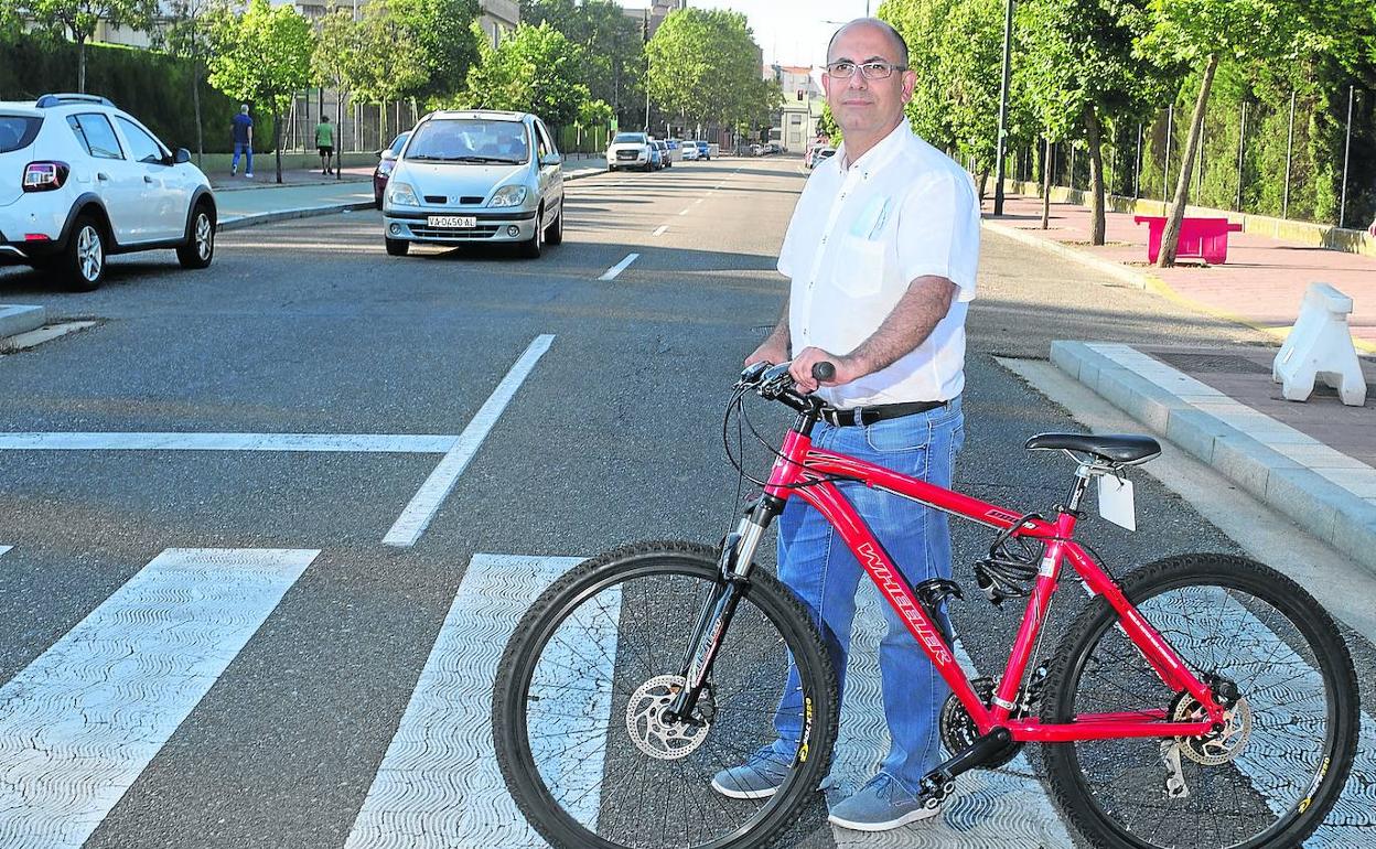 Luis Vélez posa con su bicicleta de montaña en un paso de peatones del barrio de La Rondilla, cerca del parque Ribera de Castilla. 