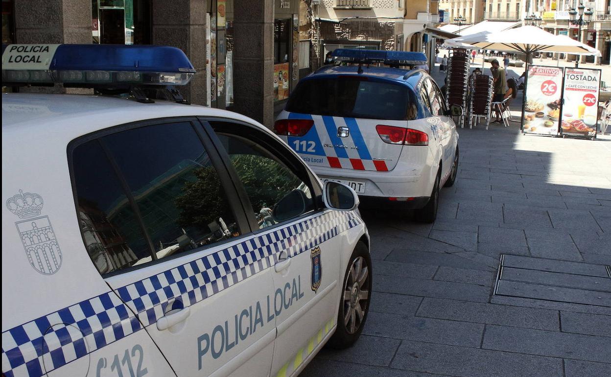 Coches patrulla de la Policía Local aparcados en una céntrica calle de Segovia. 