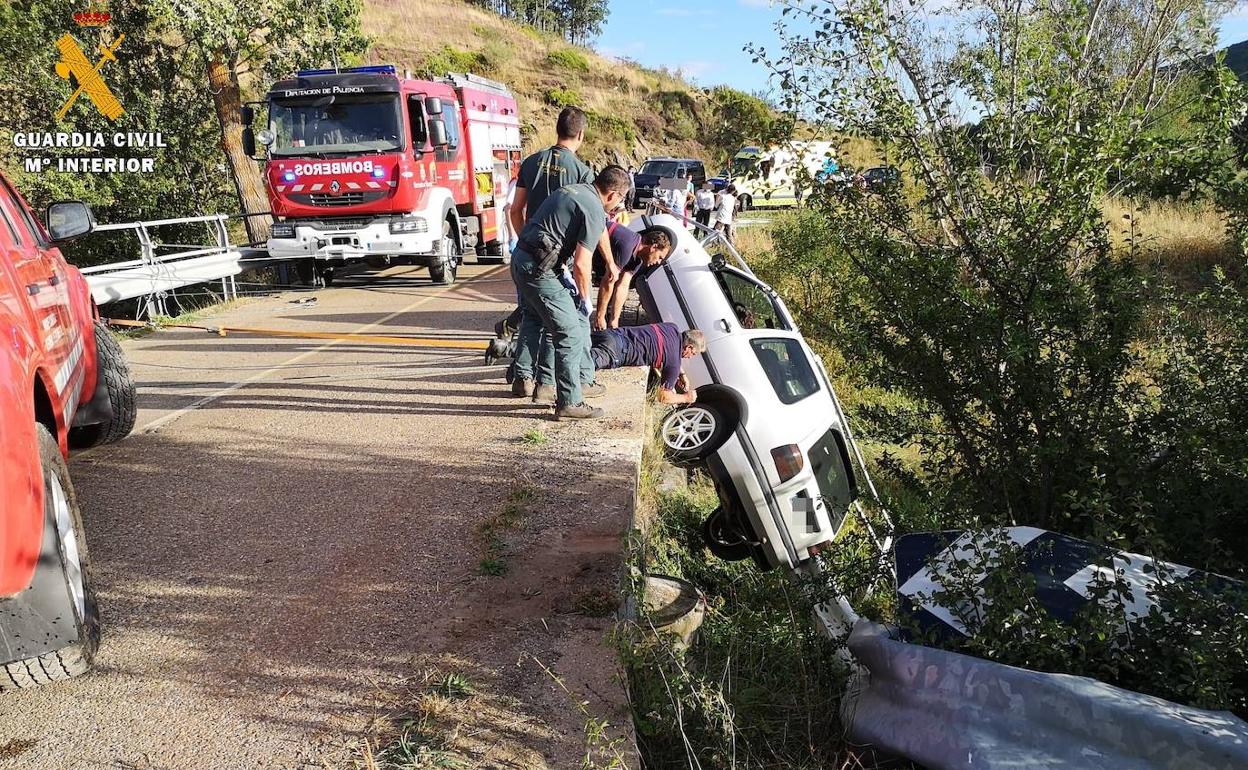 Bomberos y agentes de la Guardia Civil durante el rescate. 