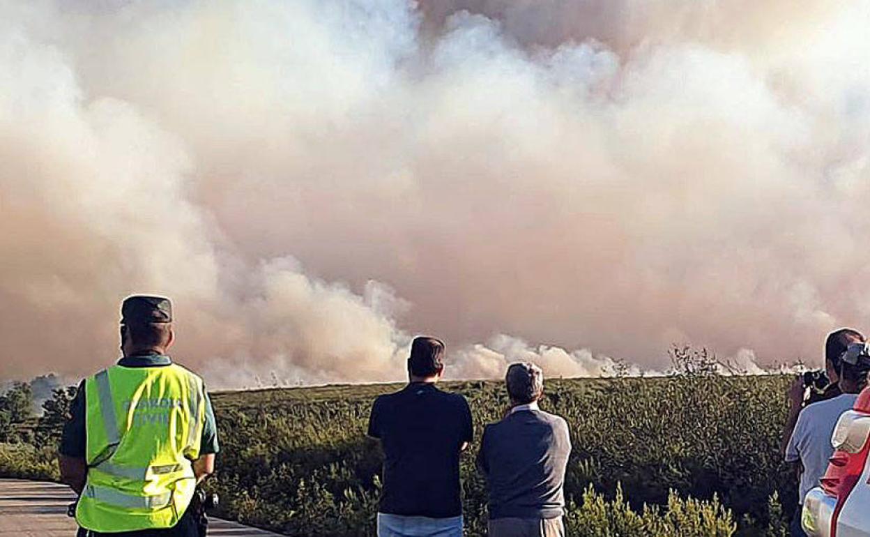 Guardia Civil y vecinos siguen el avance del incendio en Zamora.