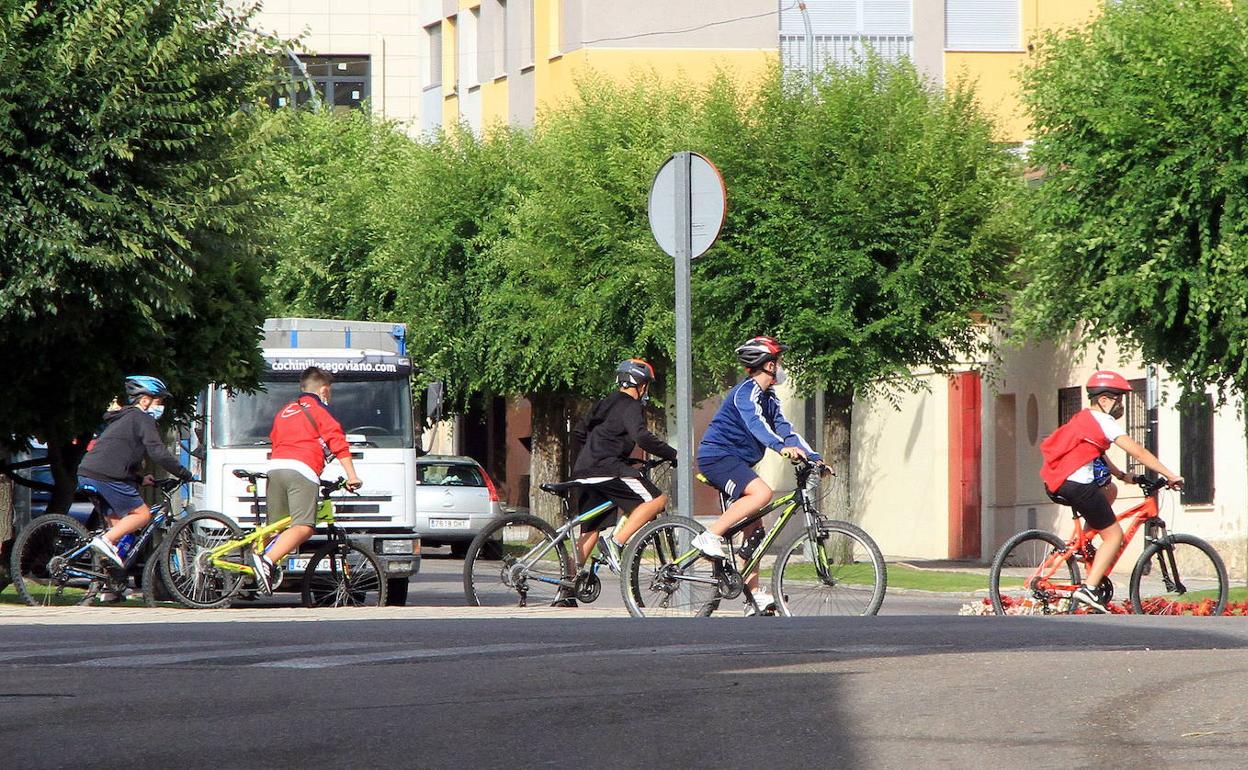 Personas por la calle en Cantalejo, Segovia. 