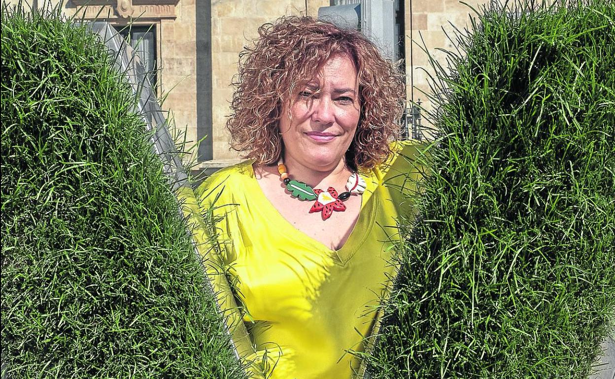 Charo Chávez posa en la 'V' de las letras de Valladolid del jardín vertical de la Plaza de Zorrilla. 