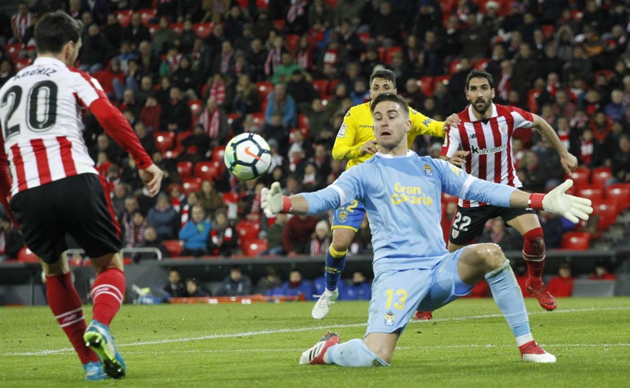 Chichizola ante Aduriz en un partido entre Athletic y Las Palmas en San Mamés