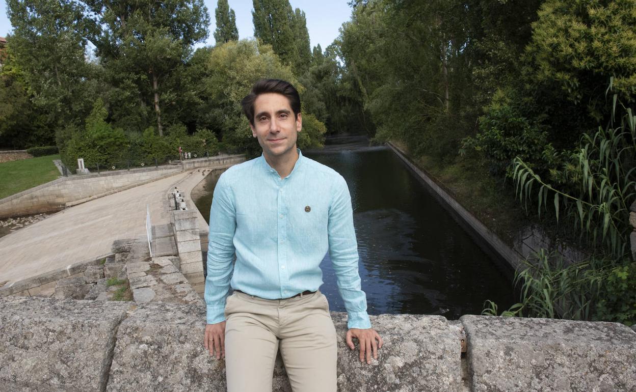 Miguel Merino posa en la Alameda del Parral, donde ha pasado muchos momentos de su vida con amigos. 