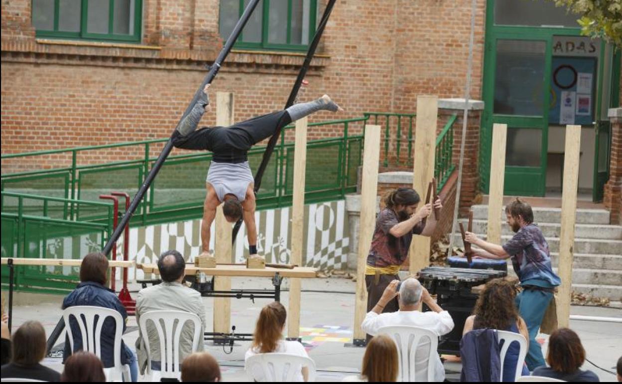 A la izquierda, un momento de 'Urbasa', en el colegio Isabel la Católica.