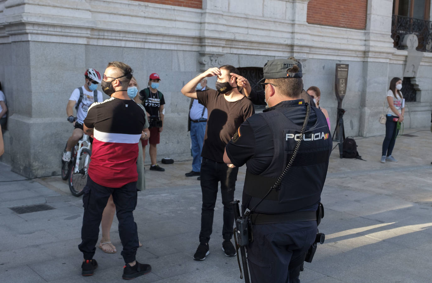 La Plaza Mayor de Valladolid ha acogido en la tarde de este sábado una protesta de los hosteleros contra las restricciones impuestas al sector por la pandemia del coronavirus. 