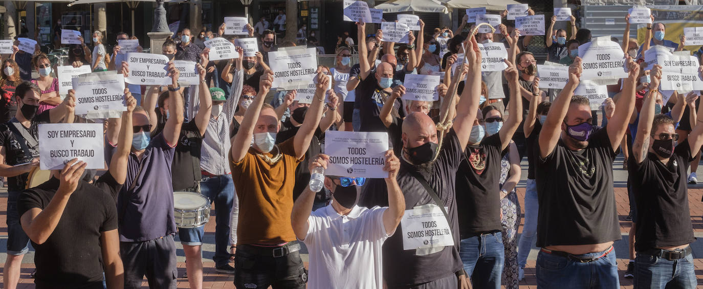 La Plaza Mayor de Valladolid ha acogido en la tarde de este sábado una protesta de los hosteleros contra las restricciones impuestas al sector por la pandemia del coronavirus. 