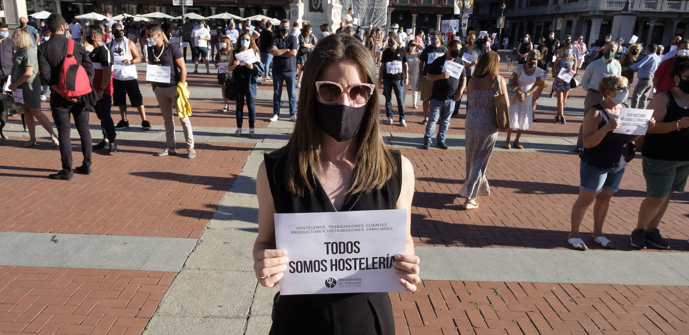 La Plaza Mayor de Valladolid ha acogido en la tarde de este sábado una protesta de los hosteleros contra las restricciones impuestas al sector por la pandemia del coronavirus. 