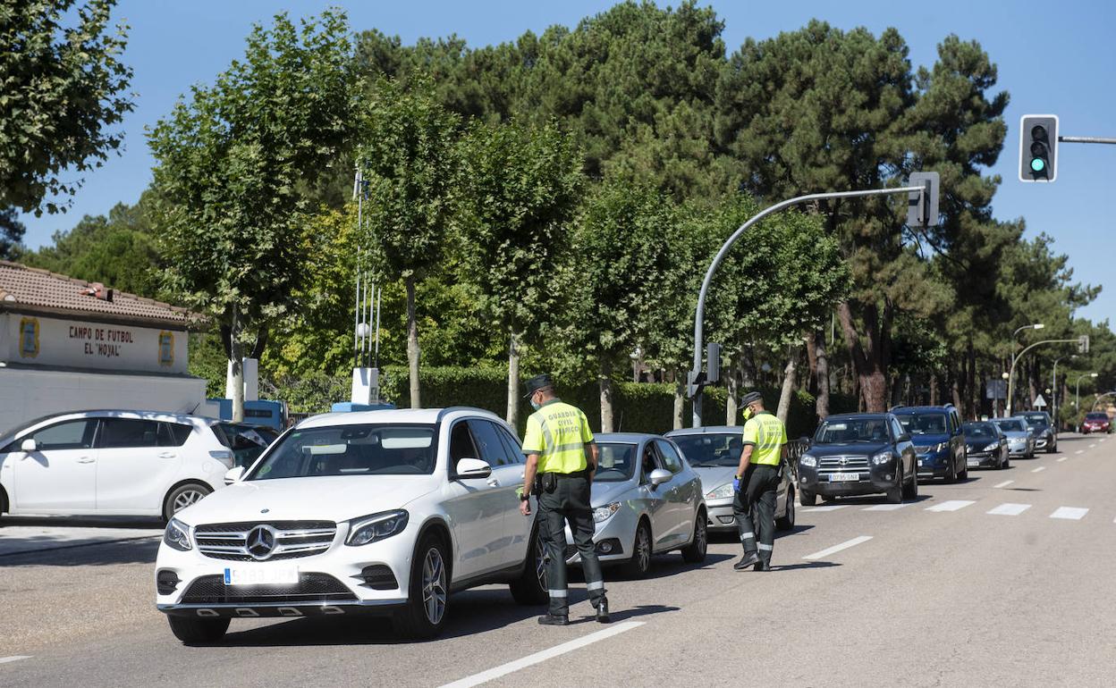 Agentes de la Guardia Civil controla el acceso y salida de Cantalejo este sábado por la mañana.