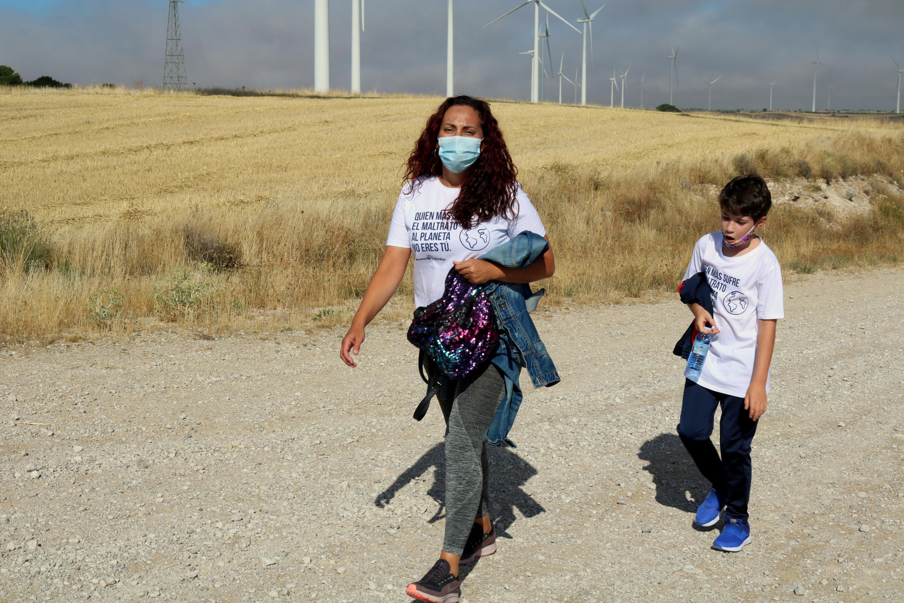 Niños y mayores caminaron por el Cerrato para colaborar con un proyecto de desarrollo sanitario en la India