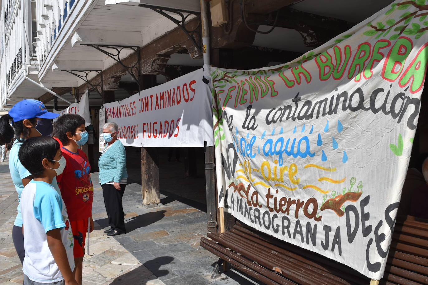 Protesta contra las macrogranjas en Aguilar.