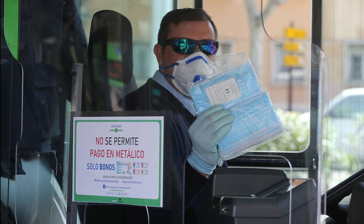 Un cartel en un autobús de Valladolid advierte de que no se admite dinero. 