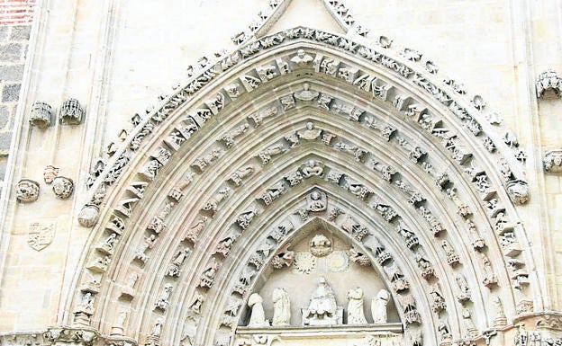 Imagen principal - Arriba, bocina de la portada gótica de la iglesia de la Soterraña; debajo, plaza de toros, construida íntegramente en pizarra en 1848 y San Jerónimo Penitente, de Alonso Berruguete, custodiado en Santa María la Real de Nieva .