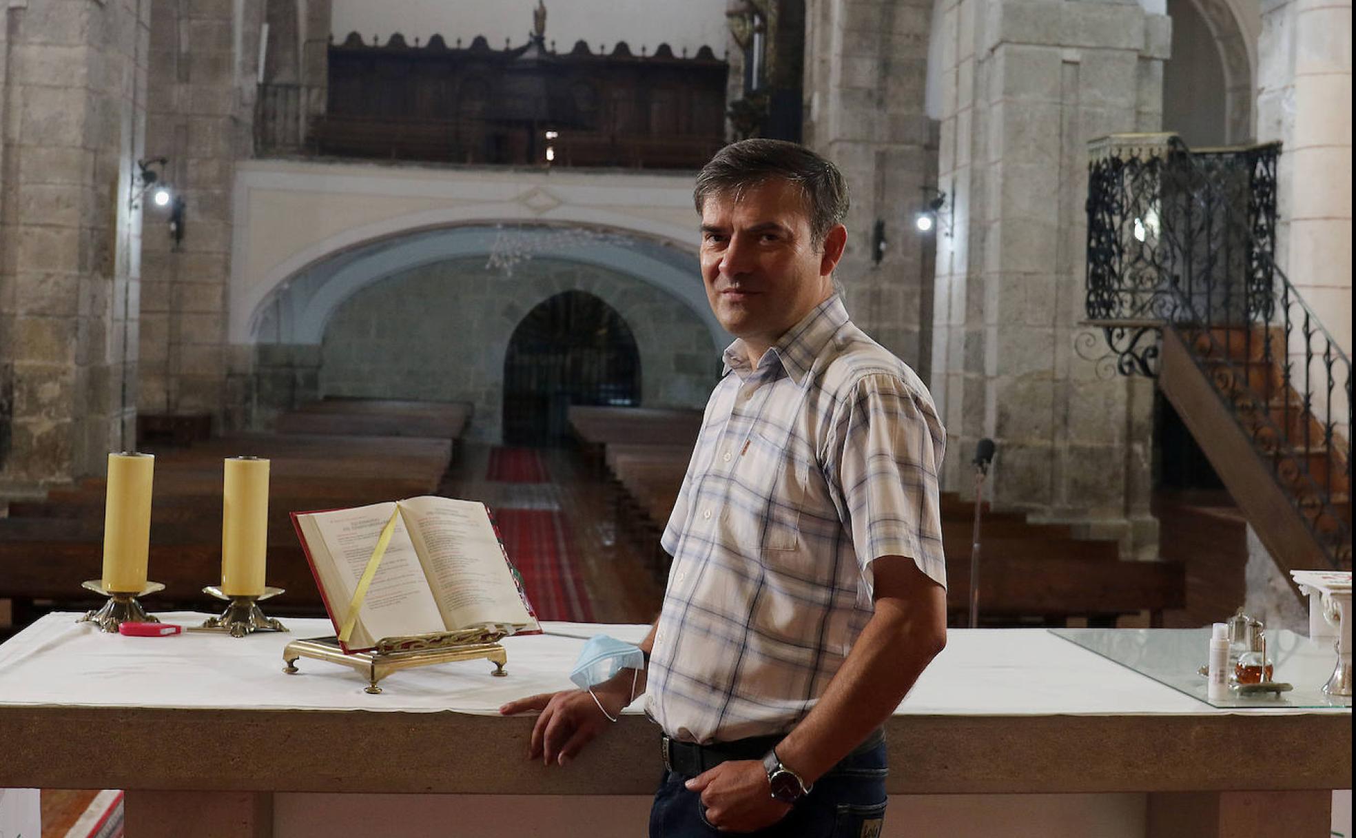 Adam Sudol, el párroco de ocho pueblos del Valle del Esgueva, en la iglesia de Esguevillas. 