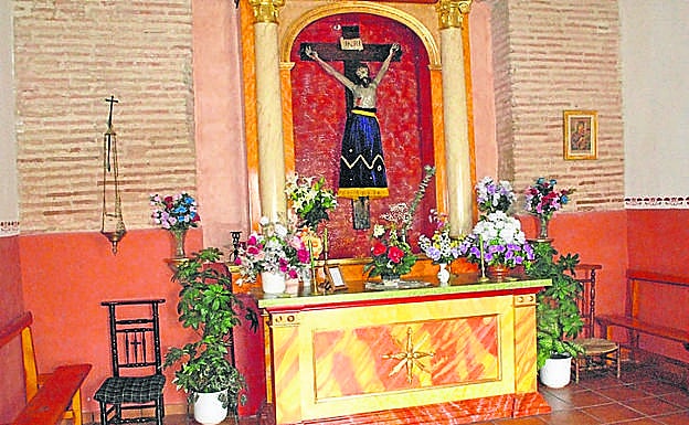 Imagen principal - Arriba, ermita del Santo Cristo de la Espina; debajo, vista general de la localidad, en la que destaca la iglesia. y retablo mayor de la Iglesia de San Nicolás deBari 