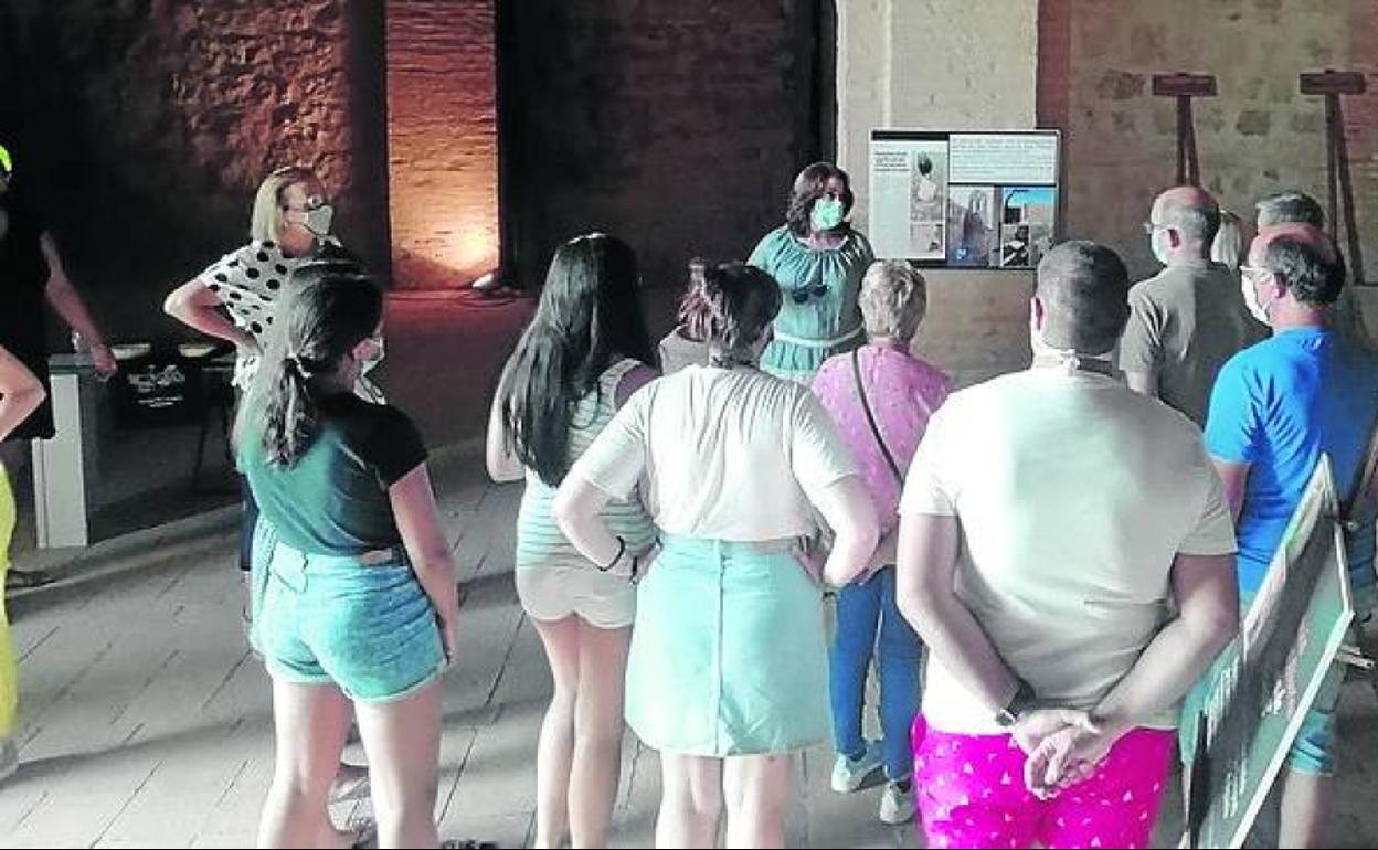 Un grupo de personas visita la losa de Villagrá.