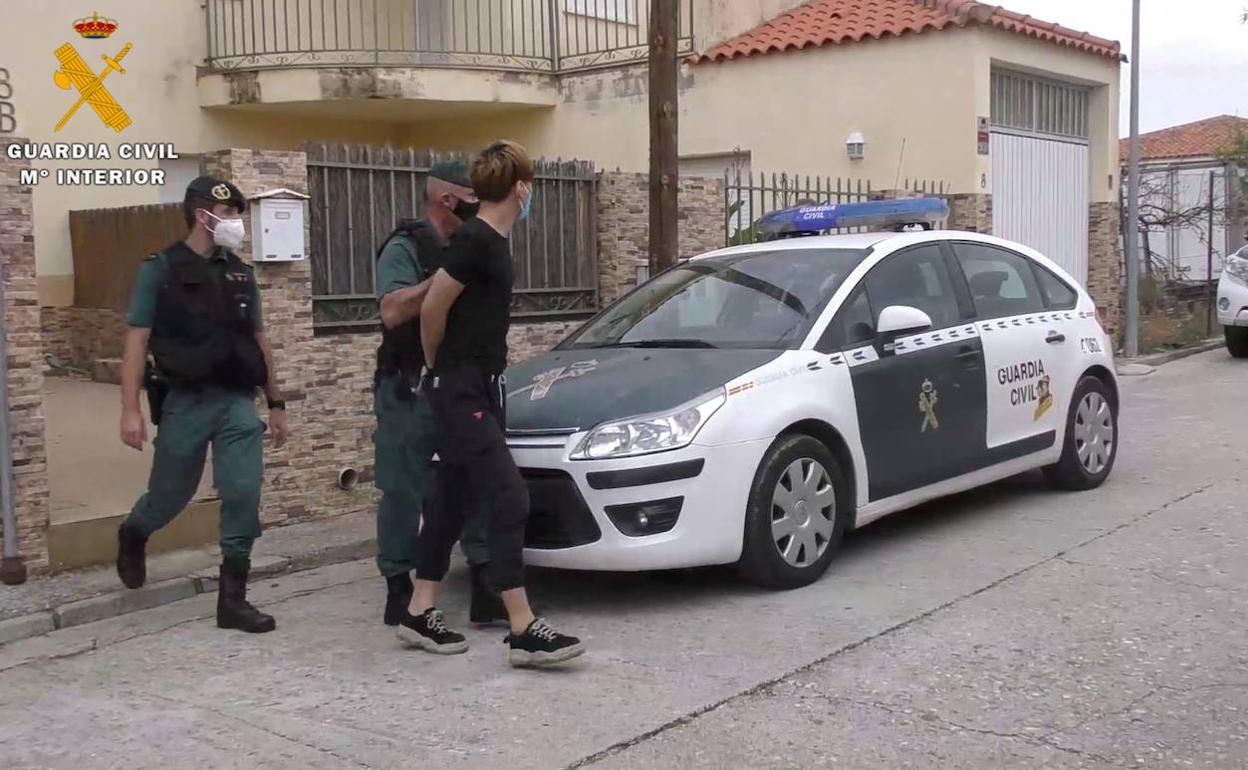 La Guardia Civil, con uno de los detenidos. 