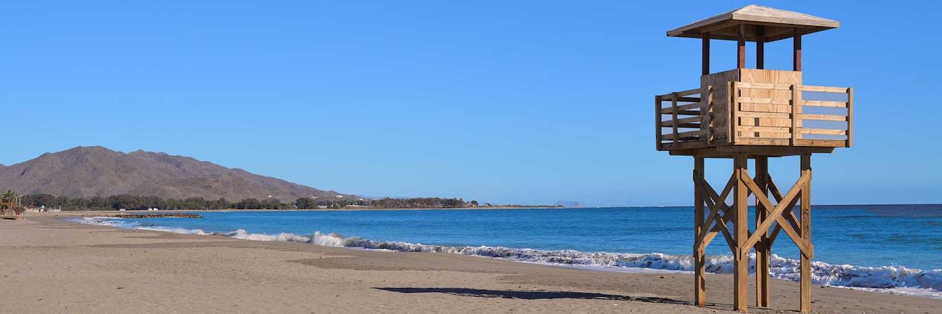 En Vera (Almería) se encuentra una de las playas más grandes de España al contar con una distancia mínima de 130 metros hasta 160, ideal para mantener el espacio de seguridad entre toallas.