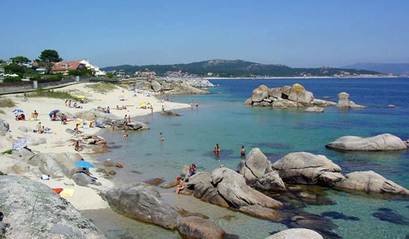 O Grove (Pontevedra) cuenta con una playa de 800 metros de arena en el momento de bajamar. No obstante, también cuenta con una de las más estrechas, registrando desde 5,4 metros de arena hasta 10,4. La provincia registra una media en sus playas de 87 metros.