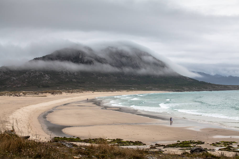 En la Costa da Morte, las dos playas más grandes son la Playa de Lariño y la Playa de Louro -imagen-, con sus 2 y 1,4 kilómetros de largo, respectivamente.