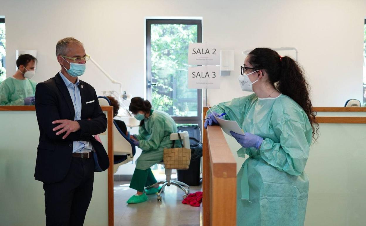 El rector Ricardo Rivero asistió el pasado 14 de julio al inicio de la campaña DIANCUSALde test serológicos en la Clínica Odontológica. 