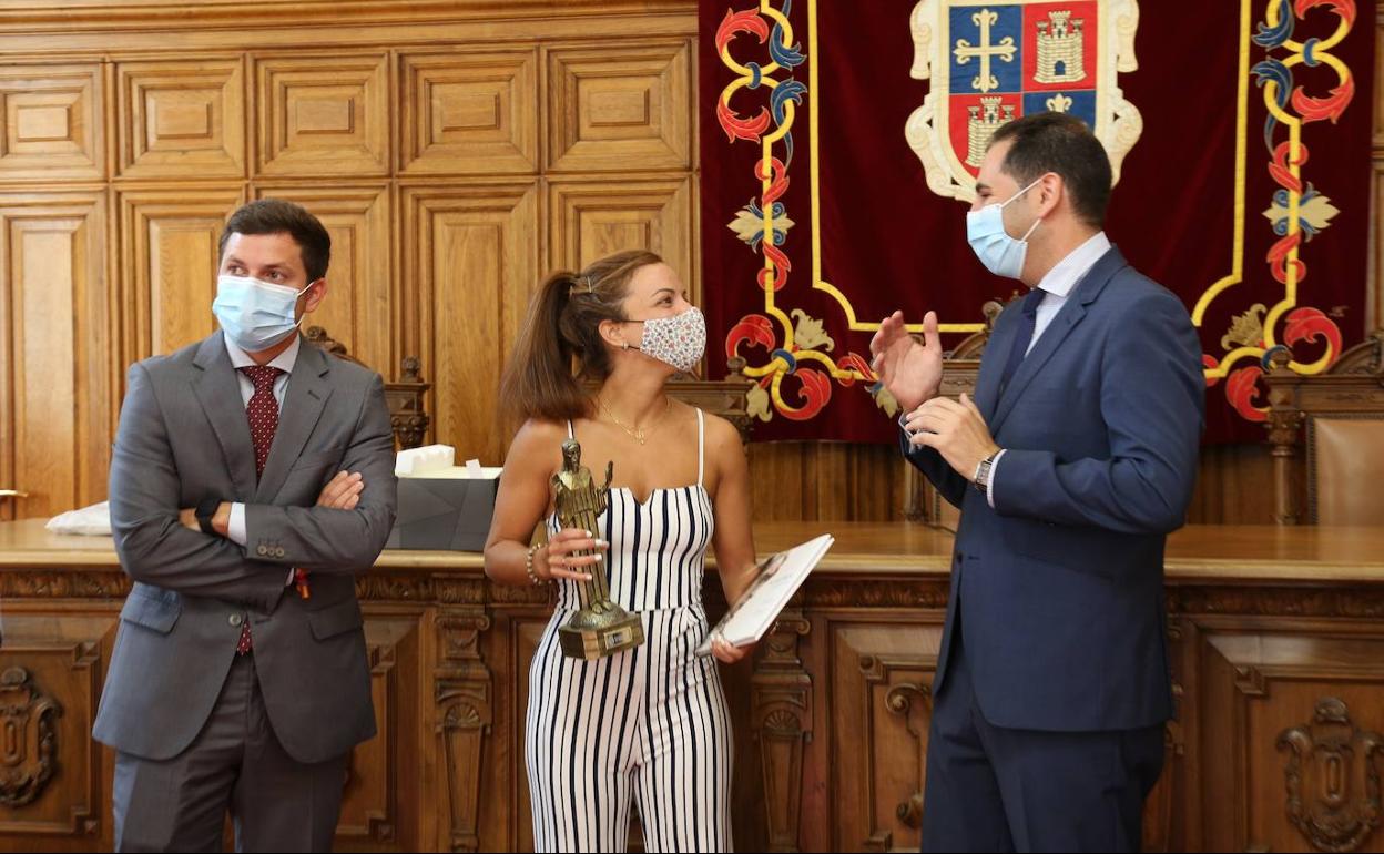 Marta Huerta de Aza, en el centro, junto con el alcalde, Mario Simón, y el concejal de Deportes, Víctor Torres.