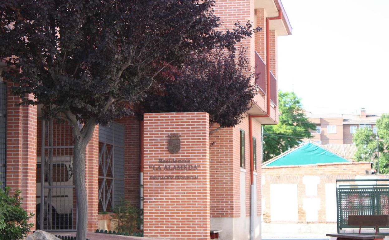 Entrada a la residencia de La Alameda, en Nava de la Asunción.