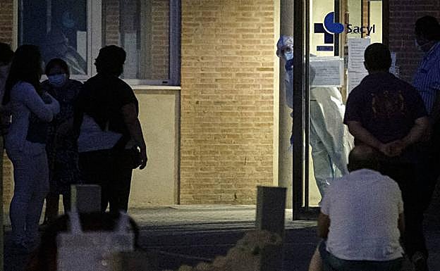 «En mi casa, hemos hecho pleno, hemos dado todos positivo», dice una vecina de Torrelobatón