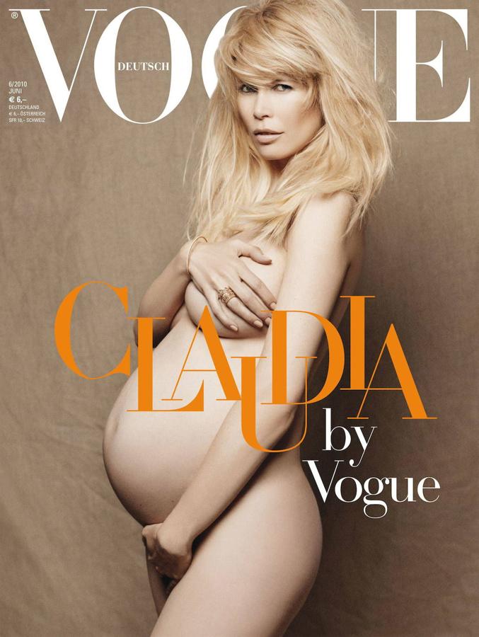 Claudia Schiffer posa embarazada y desnuda en la edición alemana de la revista Vogue, en 2010. 