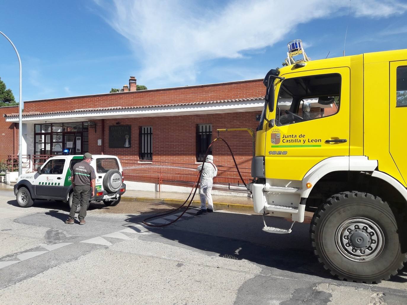 Labores de desinfección junto a la residencia de ancianos de Cantalejo.