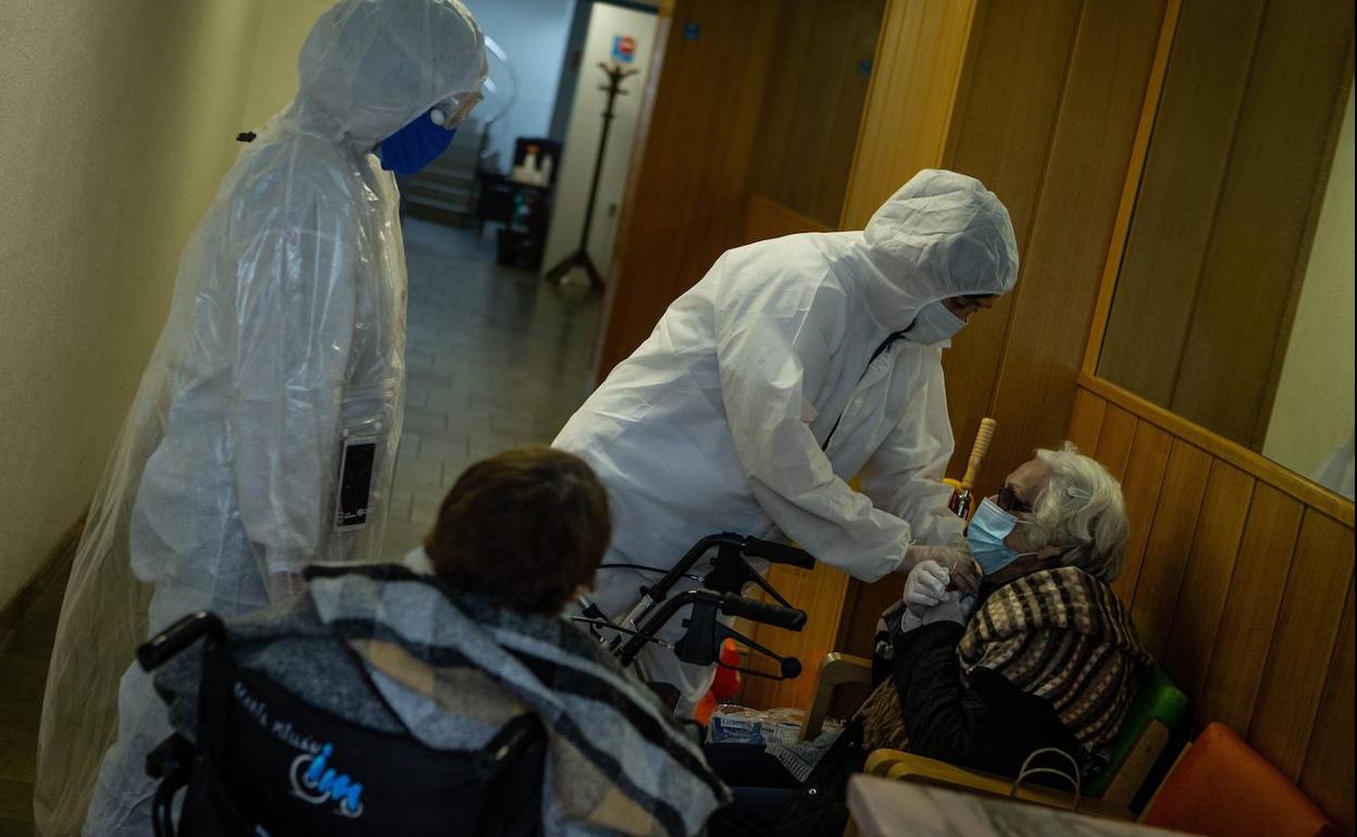 Voluntarios trasladan a personas mayores de residencias a hospitales.