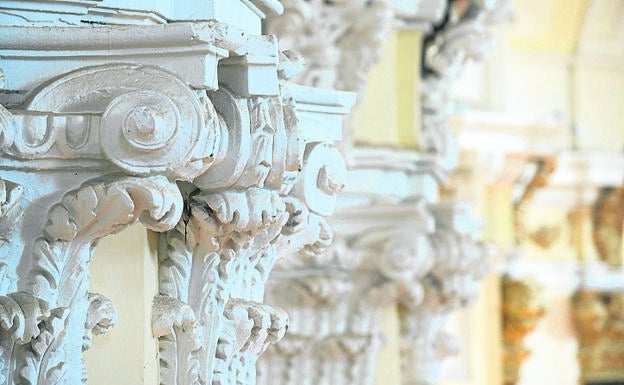 Imagen principal - Arriba, detalle de los capiteles; debajo, talla de la Inmaculada que preside el retablo e interior de la iglesia de la Inmaculada.