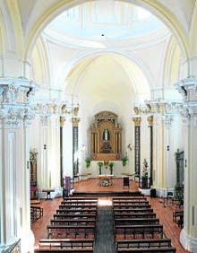 Imagen secundaria 2 - Arriba, detalle de los capiteles; debajo, talla de la Inmaculada que preside el retablo e interior de la iglesia de la Inmaculada.