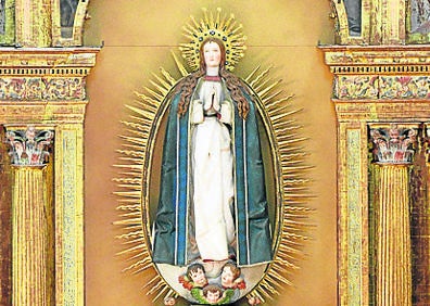 Imagen secundaria 1 - Arriba, detalle de los capiteles; debajo, talla de la Inmaculada que preside el retablo e interior de la iglesia de la Inmaculada.