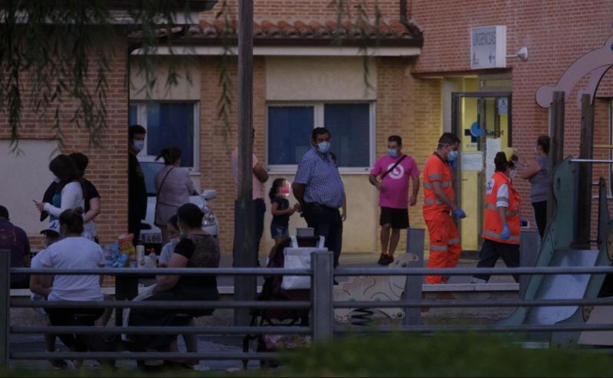 Pacientes esperan en el centro de salud de Tordesillas a que se les realice la prueba PCR. 
