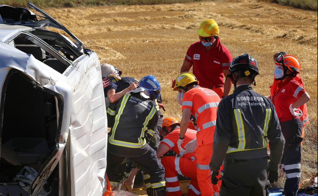 Sanitarios y bomberos intervienen en un accidente ocurrido en Palencia el pasado mes de julio.